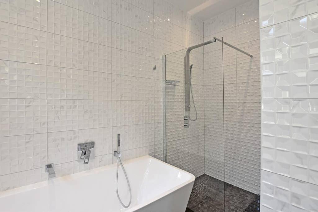 6,5 Luxury Room Apartment - Central Zwickau - 3 Bedrooms - 2 Bathrooms Экстерьер фото